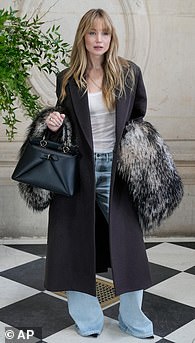 جلست الممثلة البريطانية في الصف الأمامي إلى جانب أمثال جينيفر لورانس....