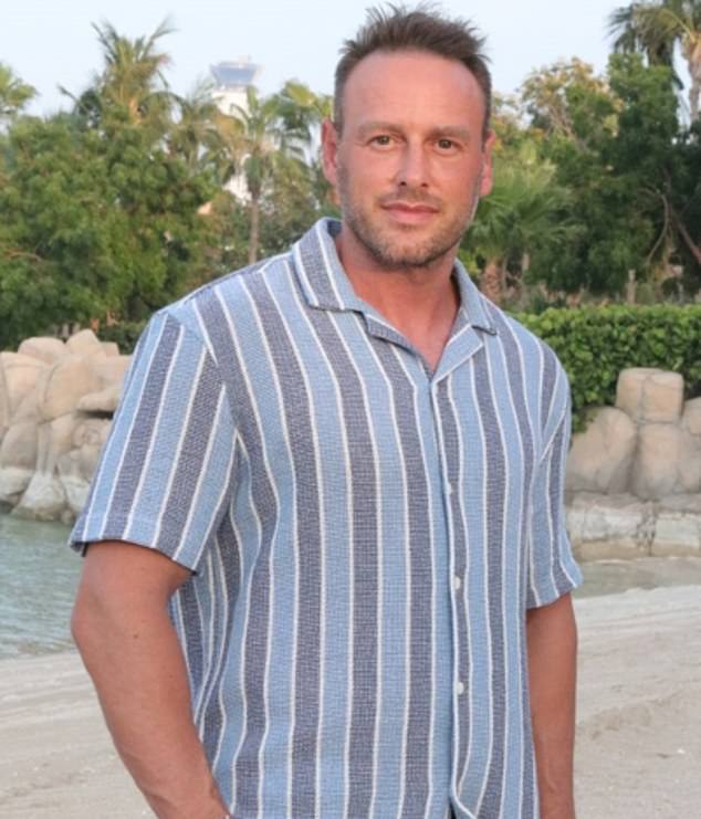 يقيم لي في دبي منذ 21 عامًا وقد قام بتوثيق أسلوب حياته المبهر على قنوات التواصل الاجتماعي الخاصة به مع عدد متابعين حاليين يصل إلى 118 ألفًا