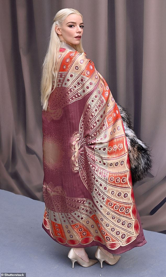 ارتدت أنيا عباءتها الملونة المنقوشة فوق معطف من الصوف الكريمي الأنيق وارتدت قدميها زوجًا من الأحذية ذات الكعب العالي الأنيقة من ديور