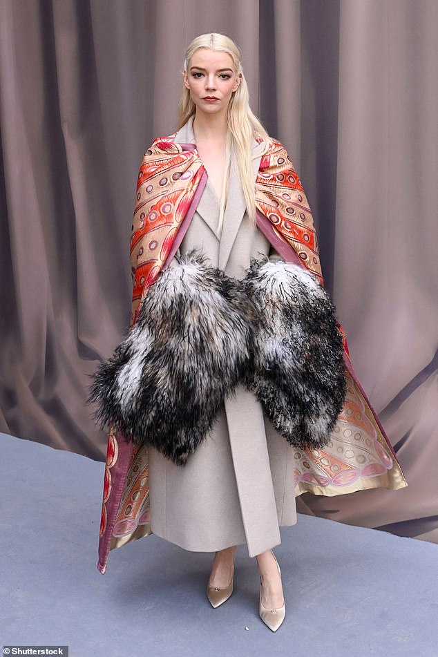 بدت أنيا أقل من مثيرة في عباءة حريرية مذهلة