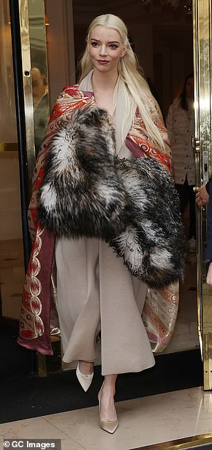 أصيبت نجمة هوليوود بالذهول أثناء مغادرتها الفندق الذي تقيم فيه قبل العرض