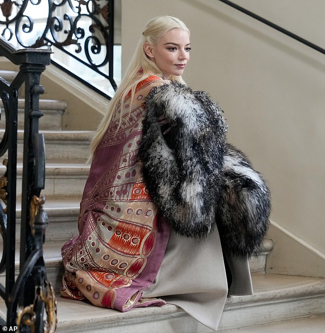 ارتدت الممثلة خصلات شعرها الأشقر المبيض المربوطة إلى الخلف بمكياج عيون درامي بينما شكلت عاصفة بلف من الفرو الصناعي قبل العرض