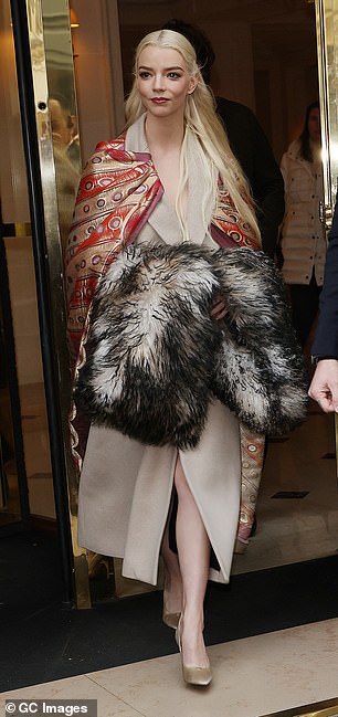 أصيبت نجمة هوليوود بالذهول أثناء مغادرتها الفندق الذي تقيم فيه قبل العرض