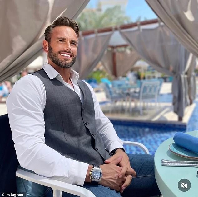 وتظهر صور أخرى معدلة رجل الأعمال بأسنان بيضاء لؤلؤية مميزة، في تناقض صارخ مع ابتسامة أكثر طبيعية في الصور الموجودة على ملفه الشخصي.