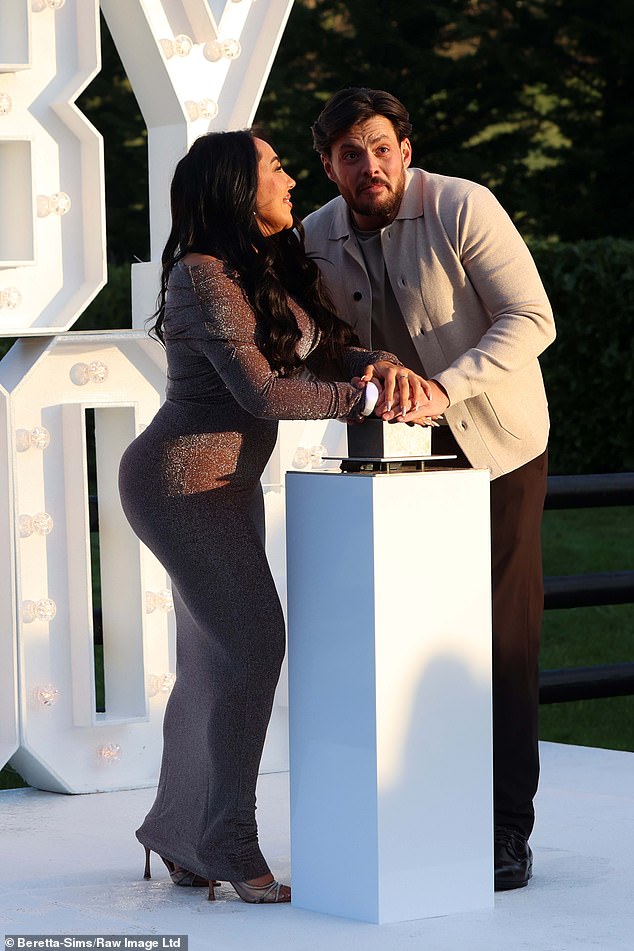 بدا الزوجان المحبوبان أكثر سعادة من أي وقت مضى حيث كشفا أنهما ينتظران طفلاً رضيعًا خلال هذا الحدث المذهل.