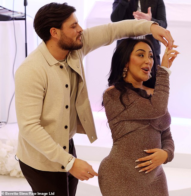 واحتفالاً بهذه المناسبة المبهجة، أذهلت صوفي بفستان لامع مكشوف الكتفين يعانق قوامها.