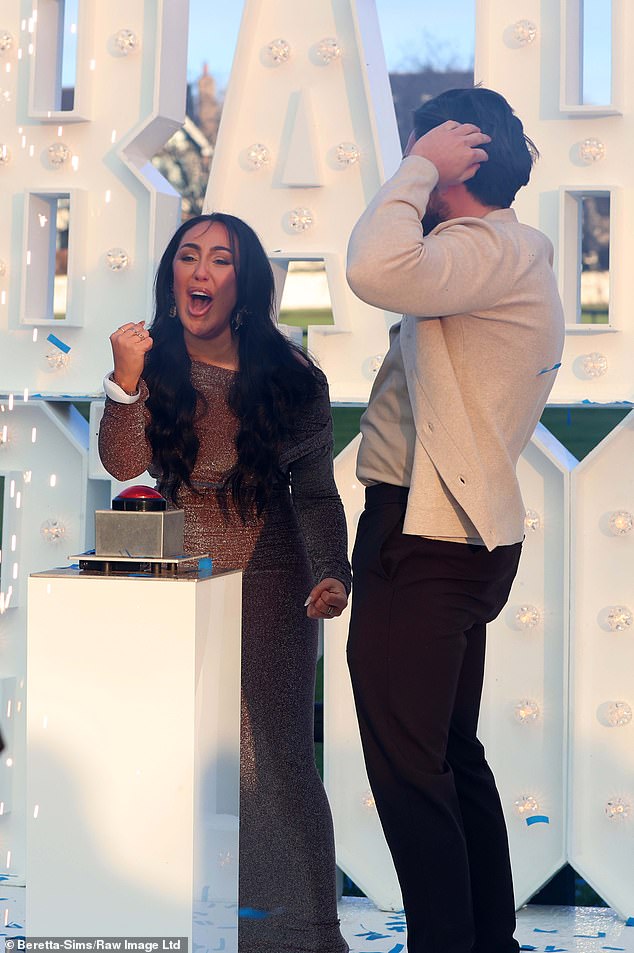 وبدا الزوجان مبتهجين بالأخبار حيث شوهدت صوفي وهي تمسك بقبضتها بينما وضع جوردان يديه في شعره غير مصدق.