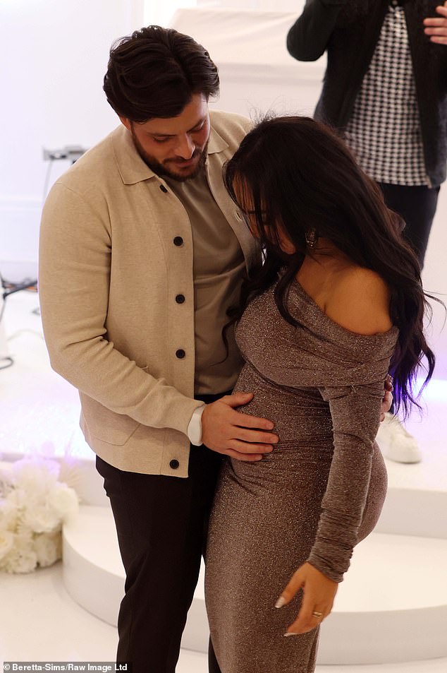 وفي الوقت نفسه، بدا جوردان وسيماً دون عناء في سترة باللون البيج مع أزرار وبنطلون أسود