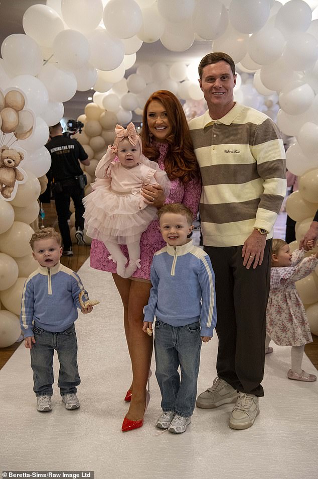 ظهرت شارلوت سعيدة في هذا الحدث العائلي حيث وقفت مع شريكها