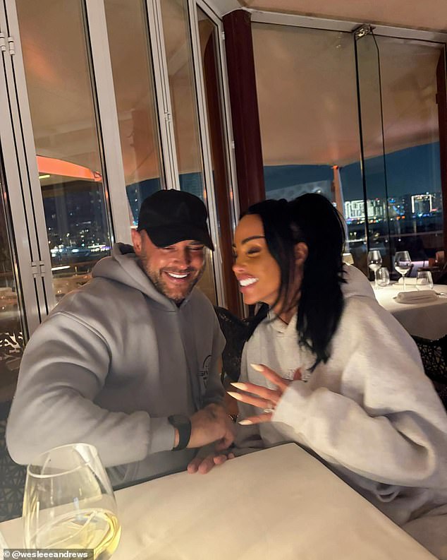 هذه الصورة طبيعية أكثر من بعض الصور الأخرى ولكنها لا تزال تظهر سُمرة وأسنانًا محسنة في الصورة