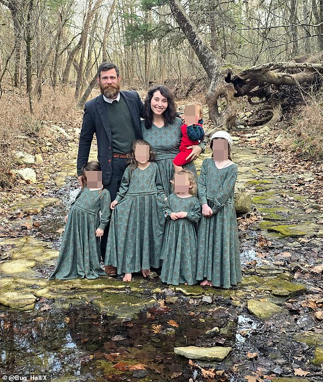 تخلى هول عن هوليوود ليبتعد عن عائلته في أركنساس، ويعتنق الحياة 