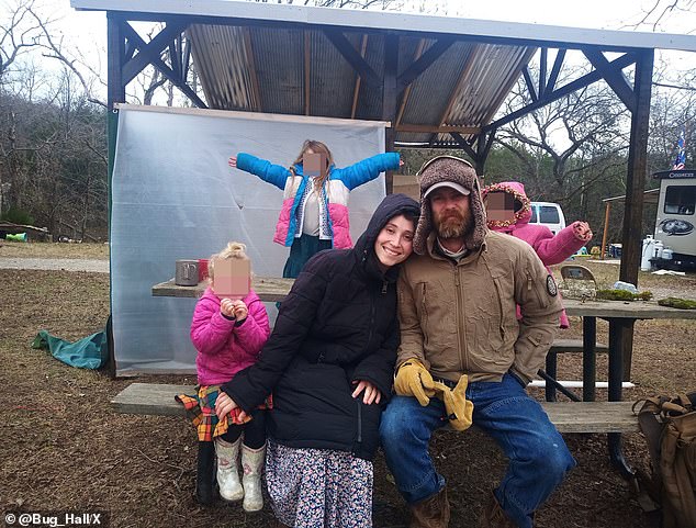 تم تصوير هول مع زوجته جيل وثلاث من بناتهما. تعيش الأسرة حاليًا في عربة نقل