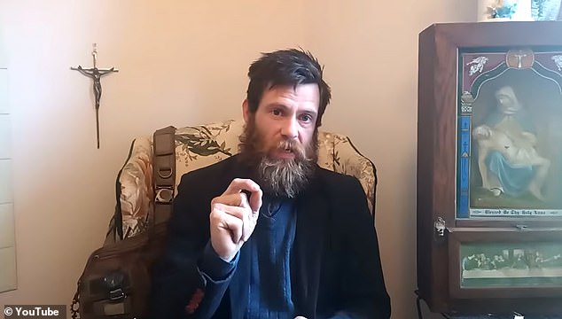 ووصف نفسه في الفيديو بأنه 