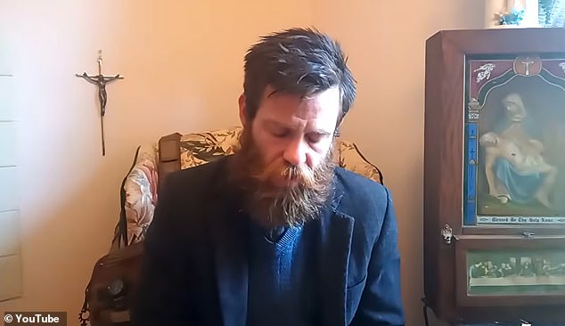 في مقطع الفيديو الخاص به على YouTube في أبريل 2025 بعنوان 