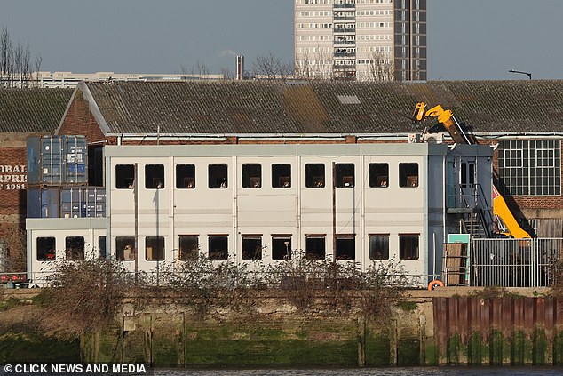 يتمتع المستودع بإطلالات على O2