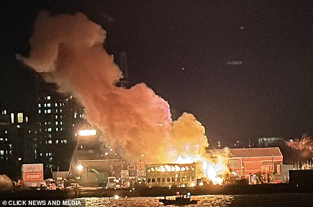 تصاعد الدخان في أفق لندن بسبب هذه الحركة الضخمة