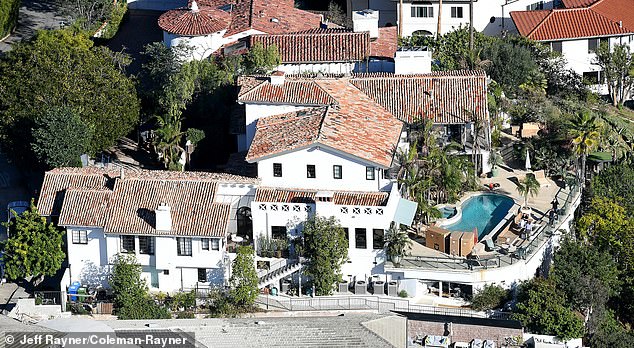 تتضمن عملية التجديد أثاثًا خارجيًا محدثًا وتجهيزات أنيقة لتناول الطعام بجانب المسبح، حسبما تكشف الصور الجوية