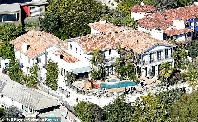 بعد: تم استبدال المناظر الطبيعية التقليدية للعقار بمساحات خضراء تصطف على جانبيها أشجار النخيل حيث يضع الممثل بصمته الشخصية على العقار