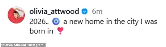 ووقفت لالتقاط صورة شخصية أمام خزائن ملابسها ذات المرايا، وكتبت: 