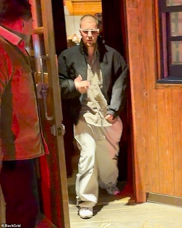 وشوهد بيبر وهو يغادر مطعم Clark's Oyster Bar مرتديًا معطفًا رماديًا فوق قميص بأزرار مع بنطال فضفاض أبيض اللون وحذاء رياضي أبيض.