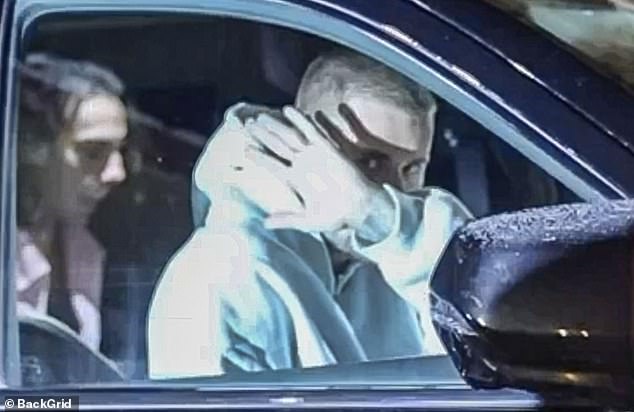 قام المغني الطفل بحماية وجهه من المصورين القريبين في عطلة نهاية الأسبوع المرصعة بالنجوم في أسبن