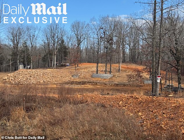 تكشف سجلات العقارات أيضًا أن والدة هول، تويلا وزوجها مارك، بدآ في البناء على قطعة أرض مساحتها 10 أفدنة في مدينة كايف سيتي القريبة، والتي اشتراها في أبريل 2025 مقابل 80 ألف دولار.