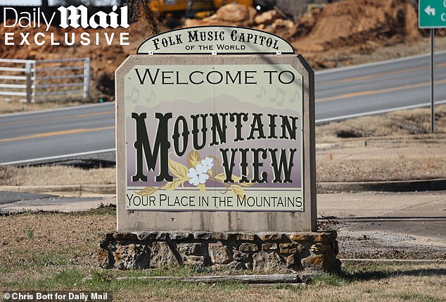 تعيش هول في شمال أركنساس. يعيش شقيقه جيميني بارنيت في مكان قريب في بلدة تسمى ماونتن فيو. انتقلت والدتهم تويلا وزوج الأم مارك إلى مدينة الكهف القريبة