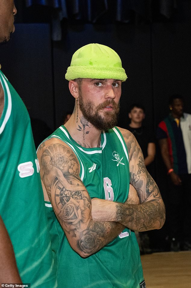 تم التقاط صورة لمغني Peaches في 23 أكتوبر 2025 وهو يشارك في إحدى مباريات الأطواق في لوس أنجلوس