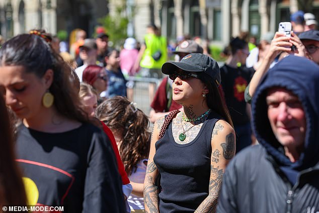 وحضرت أيضًا ناتالي ثايبون، الحائزة على جائزة MasterChef لعام 2024، والتي اندمجت مع الجمهور وهي ترتدي قبعة مزينة بثلاثة قلوب بألوان علم السكان الأصليين.