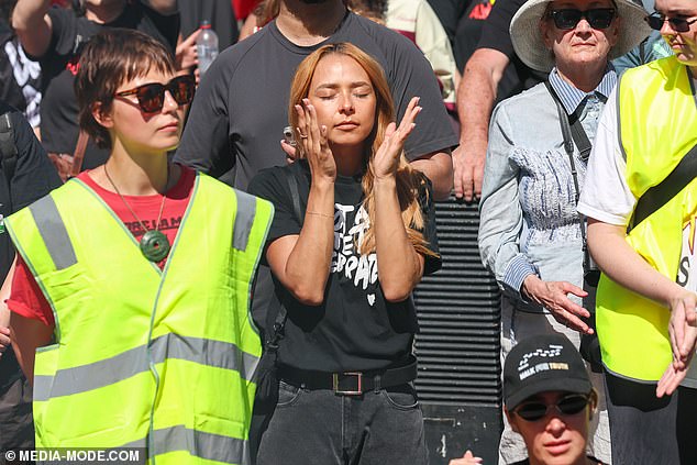 وشوهدت العاملة الشبابية في مقدمة ووسط مبنى البرلمان وهي ترتدي قميصًا أسود من ماركة Clothing The Gaps كتب عليه 