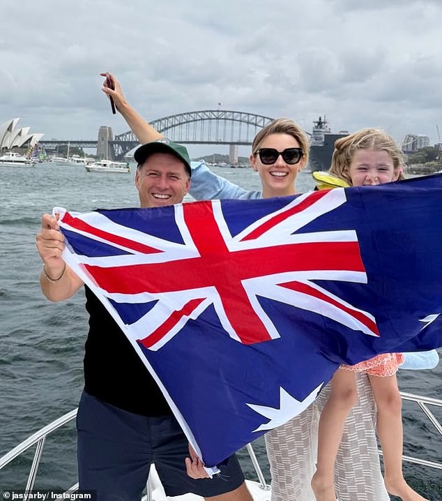 وتفاخر كارل ستيفانوفيتش بوطنيته وقال إنه لا حرج في الاحتفال بهذا اليوم. في الصورة: كارل مع زوجته ياسمين وابنتهما هاربر