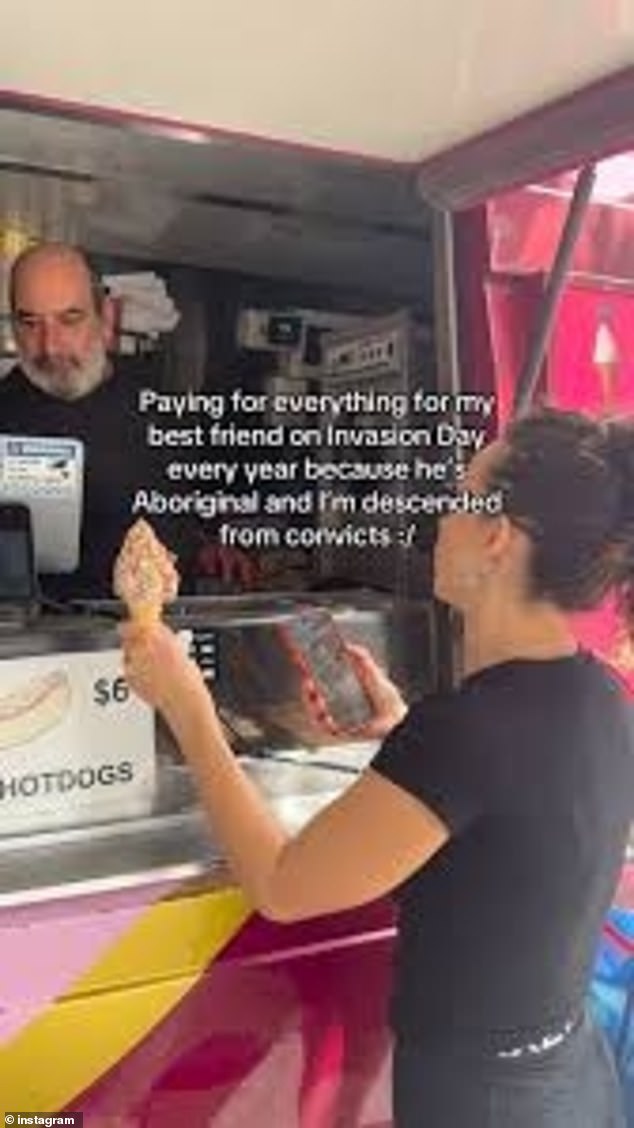 ونشرت آبي، 30 عامًا، مقطع فيديو ساخرًا على موقع إنستغرام، أظهرتها وهي تشتري الآيس كريم وبعض الملصقات لصديقتها المفضلة من السكان الأصليين.