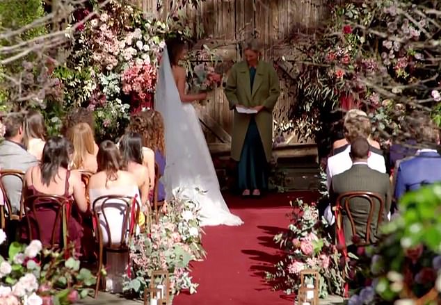 في الإعلان التشويقي الدرامي الذي تم إصداره يوم الثلاثاء، شوهدت ميل وهي تقف بعصبية في نهاية الممر بينما يبدأ الضيوف في التذمر