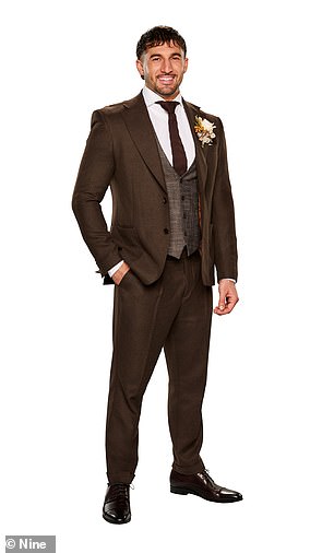 وفقًا لمصادر قريبة من الإنتاج، أُجبر العريس لوك فورنيوتيس (في الصورة) على العودة إلى شقته مع شقيقاته قبل لحظات فقط من الحفل بعد أن بدا أنه نسي عنصرًا مهمًا لحفل الزفاف.