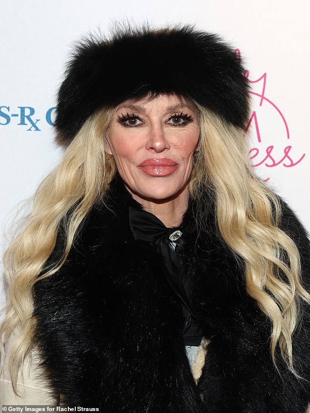 في وقت لاحق من يوم الأحد، تم تصوير جلانفيل وهو يحضر عرض الفيلم الوثائقي 