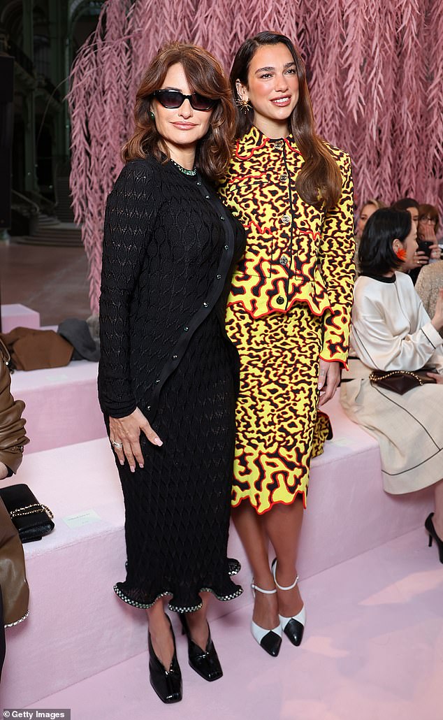 وبدت الممثلة بينيلوب، البالغة من العمر 51 عاماً، أنيقة في سترة كلاسيكية من شانيل وتنورة متطابقة بالإضافة إلى الألوان الداكنة