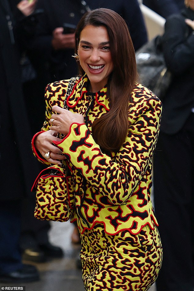 من المؤكد أنها أضاءت باريس الكئيبة والرمادية بملابسها