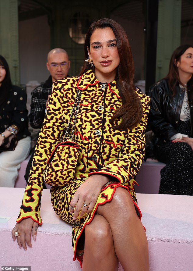 في هذه الأثناء، لا تزال دوا محبوبة مع خطيبها كالوم تورنر الموجود معها في باريس