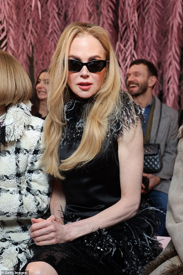 كانت نيكول تعرض وجهها المشدود وهي تقف على الجانب الأمامي