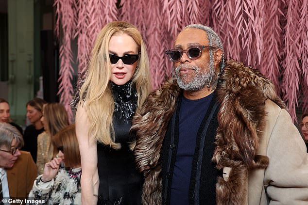 ظهرت نيكول مع الفنان آرثر جافا داخل العرض