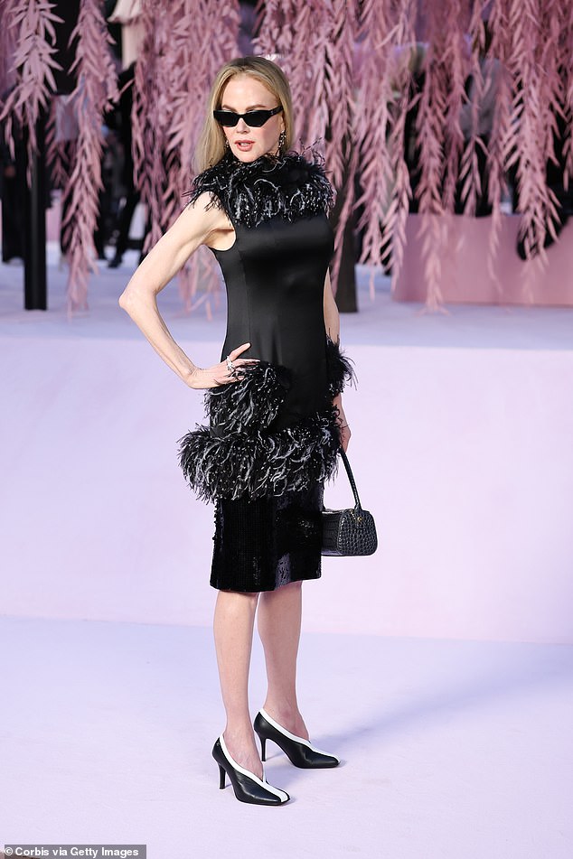 لفتت الممثلة نيكول، 58 عامًا، الأنظار بفستان قصير ملتوي من الريش الأسود وظلال داكنة عند وصولها والوقوف أمام الكاميرات.