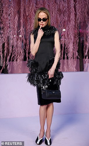 لقد عززت طولها بحذاء كلاسيكي باللونين الأبيض والأسود وأظهرت ملامحها الناعمة