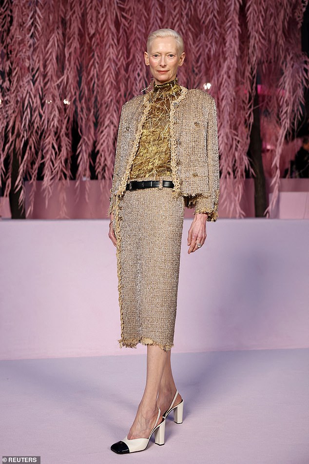 وارتدت تيلدا بدلة تويد أنيقة وحذاءً كلاسيكيًا بهذه المناسبة