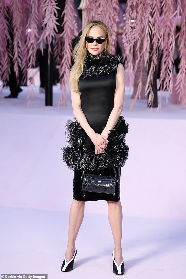 وأضافت إلى إطلالتها حقيبة كلاسيكية مبطنة لامعة من شانيل