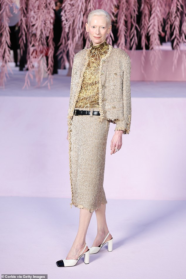 وأضافت قمة ذهبية لامعة إلى المظهر