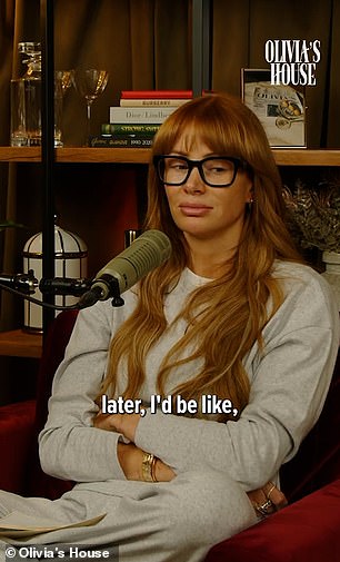 تم تصويرها في استوديو تسجيل البودكاست الخاص بها، بودكاست Olivia's House