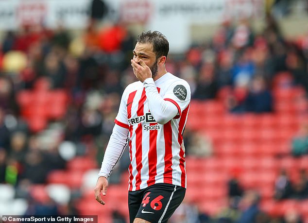 يتناقض جدول عمل برادلي بشكل صارخ مع مسيرة أوليفيا المهنية المزدهرة حيث تواصل الصعود إلى القمة (صور براد وهو يلعب مع سندرلاند في عام 2024 قبل إطلاق سراحه)