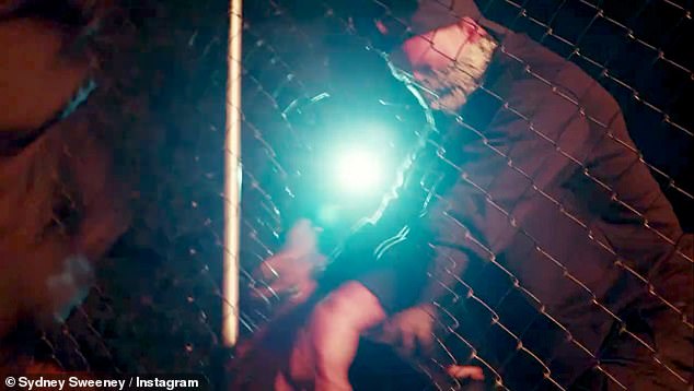 تقع اللافتة، التي تديرها مؤسسة Hollywood Sign Trust غير الربحية، على أرض عامة ولكنها في منطقة محظورة ويحظر تسلق الهيكل