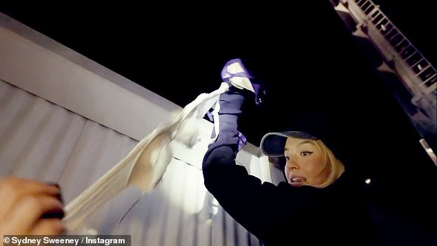 قد تواجه سيدني سويني اتهامات جنائية بعد تعليق حمالات صدر على لافتة هوليوود كجزء من حملة ترويجية لخط الملابس الداخلية الجديد الخاص بها.