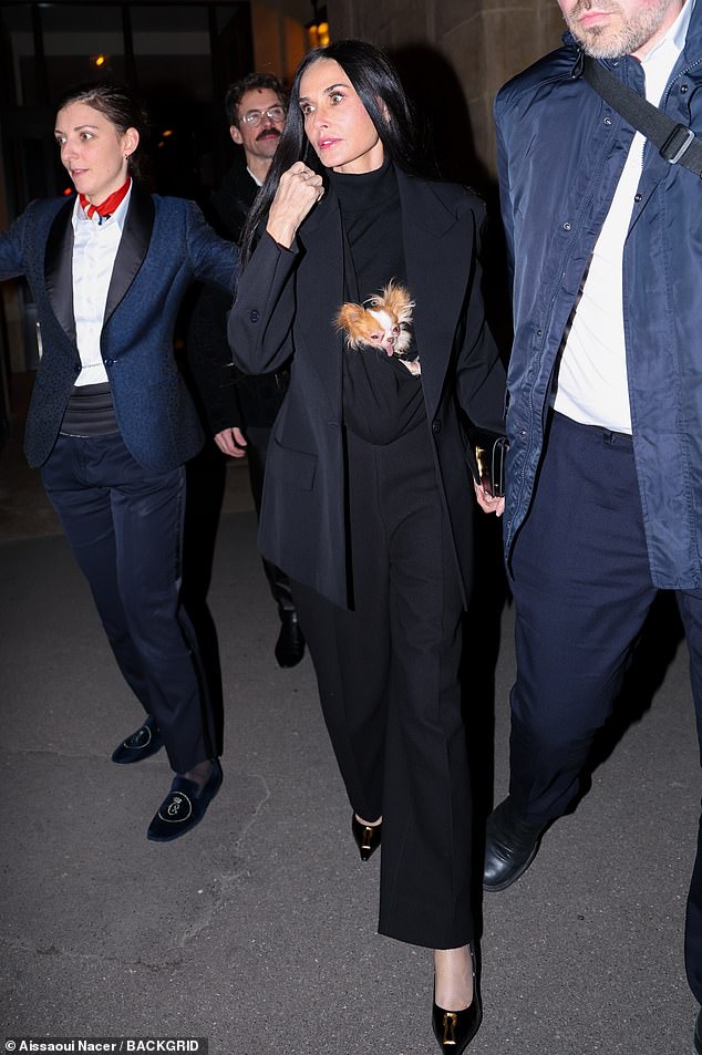 في وقت لاحق من ذلك المساء، بدت الممثلة الأمريكية البالغة من العمر 63 عامًا، والتي تتواجد حاليًا في المدينة لحضور أسبوع الموضة في باريس، أنيقة دون عناء عندما خرجت مرتدية سترة سوداء منظمة، وتحمل كلبها الشيواوا المحبوب في حبال سوداء.